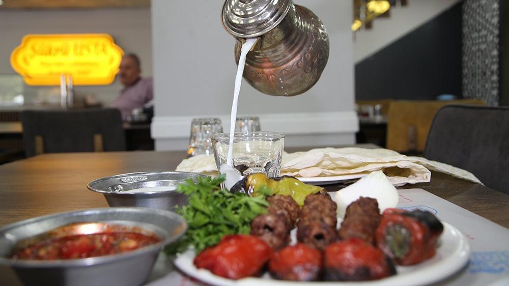 Adanalı ve Urfalı ustaların “kebap” rekabeti