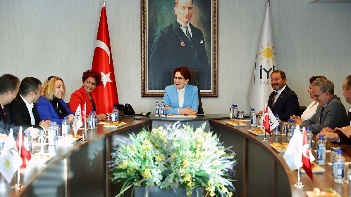 Akşener, Seyahat aileleri ve EYT’lilerle buluştu