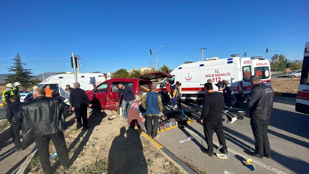 Ambulans ile hafif ticari araç çarpıştı! Meyyit ve yaralılar var