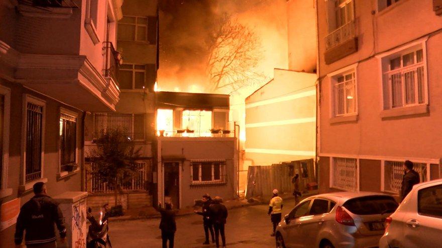 Beyoğlu’nda metruk binada başlayan yangın 5 binaya sıçradı