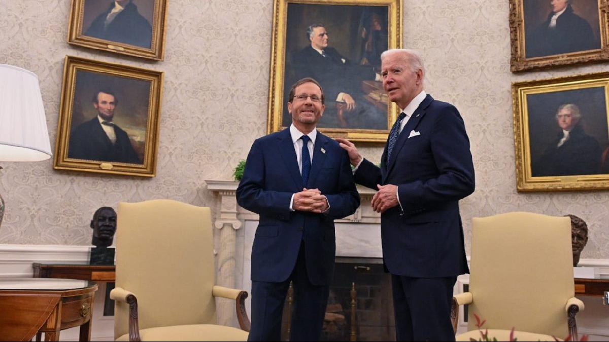 Biden ve İsrail Cumhurbaşkanı Herzog, Beyaz Saray’da bir ortaya geldi