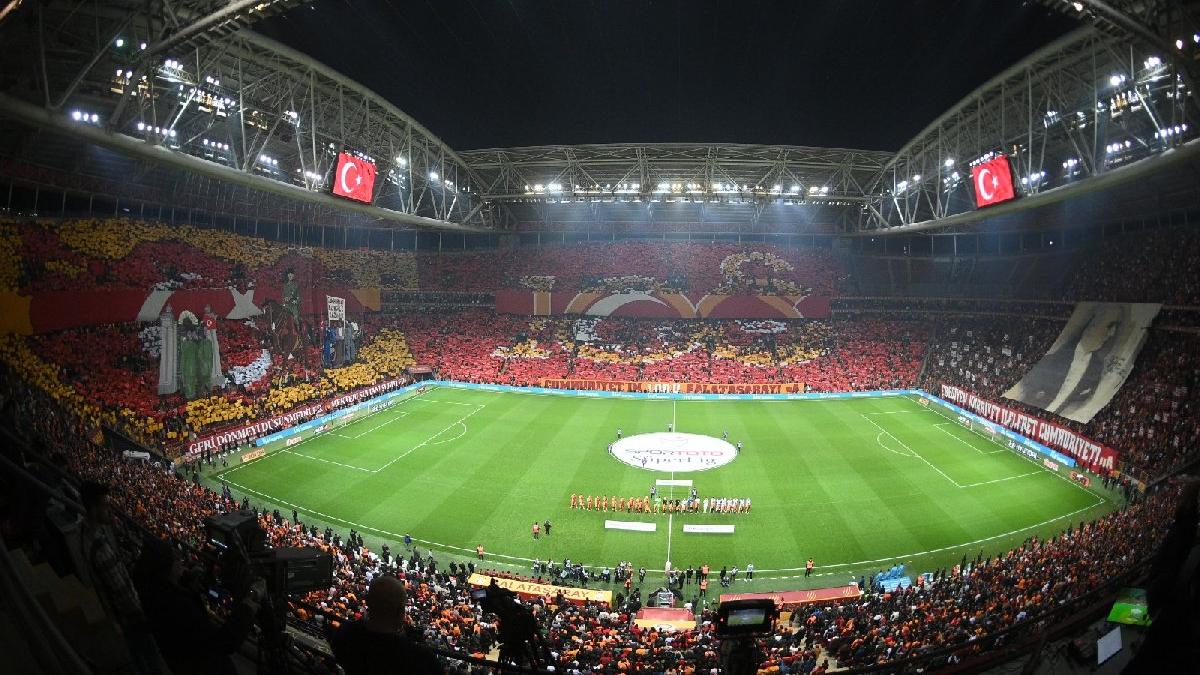 Galatasaray taraftarından 100’üncü yıl koreografisi