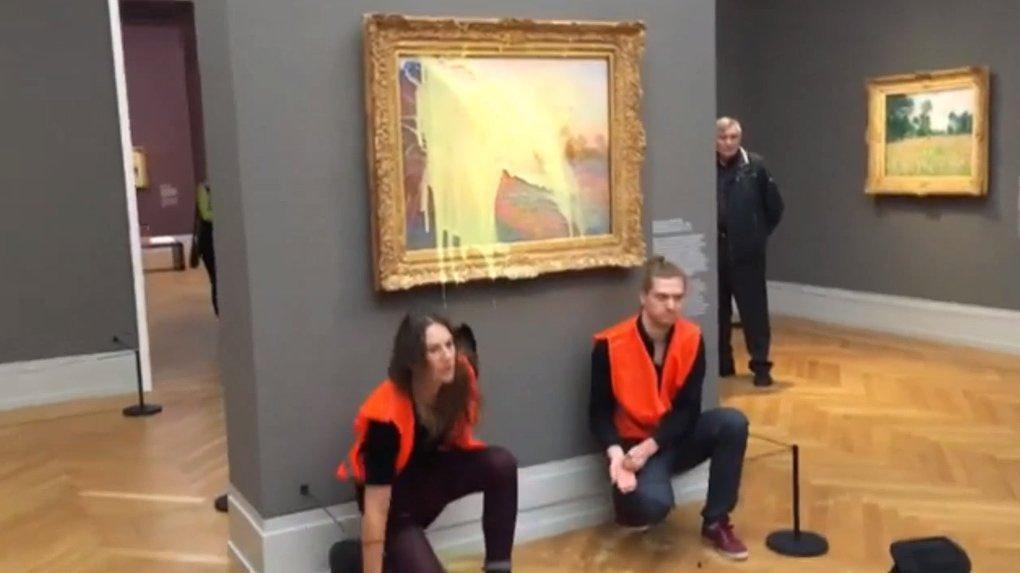 İklim aktivistleri Monet’in tablosuna patates püresi fırlattı