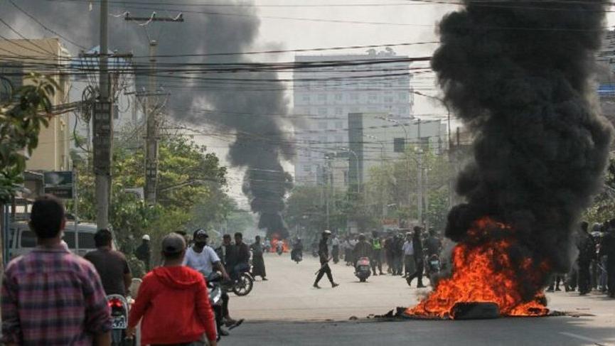 Myanmar ordusunun düzenlediği hava hücumunda en az 80 kişi öldü