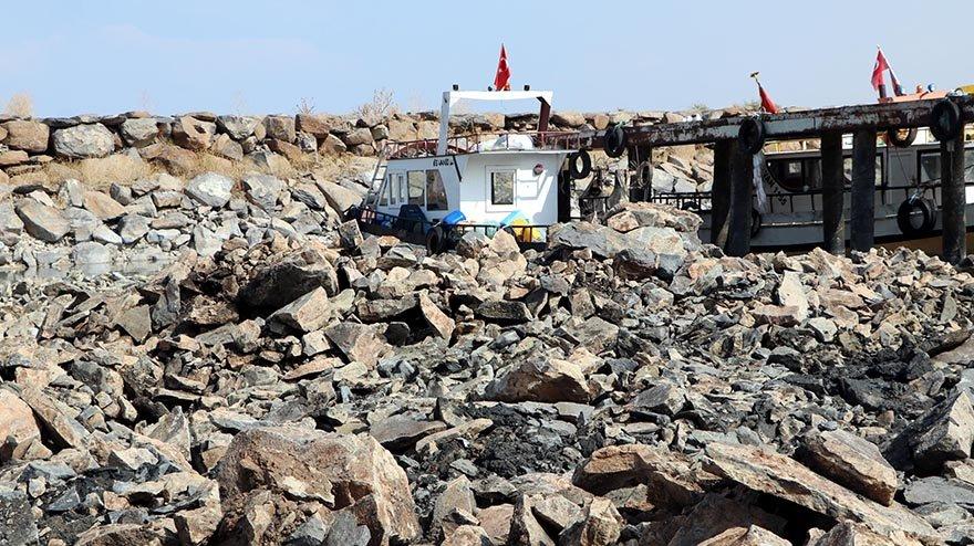 Van Gölü’ndeki balıkçı tekneleri karaya oturdu