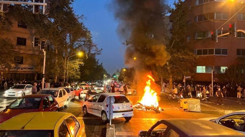 İran’da protestolar sürüyor: Polis müdahalesinde 3 kişi hayatını kaybetti