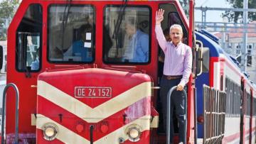 Banliyo treni 10 yıl sonra nostalji olarak geri döndü